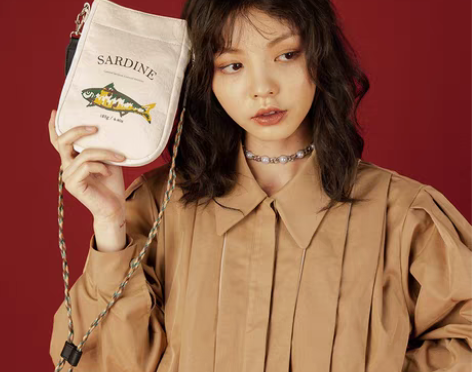 转卖哐花村原创新款复古百搭学生斜挎小包可爱...