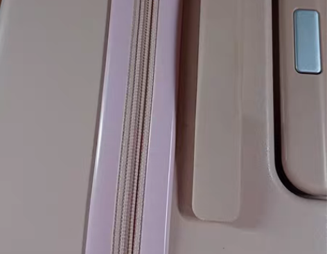 包邮买的小提箱就用了一回登机  再也没用过...