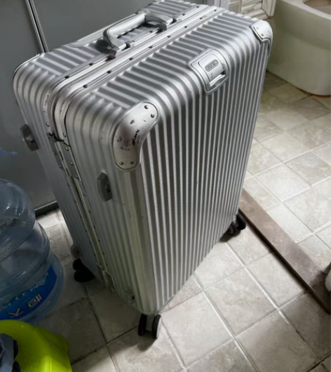 伊藤26寸行李箱。 之前出差用，现在放置很...