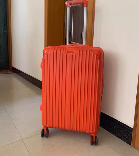 转卖行李箱 结婚用红色行李箱 就结婚当天用...