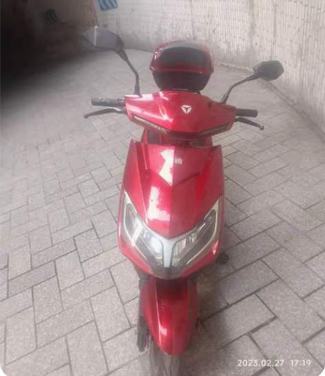 雅迪电动车72伏  去年自己换的电瓶  黑...