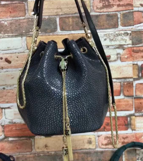 包邮珍珠鱼皮水桶包 整套进口五金 头层牛皮...