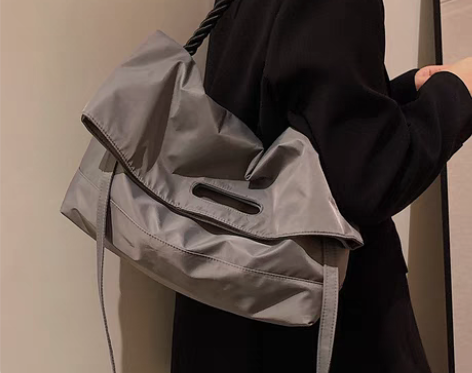 转卖大容量包包女包2022新款牛津布斜挎包...