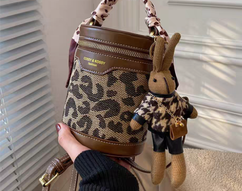 转卖质感小包包女2023秋冬新款潮时尚高级...