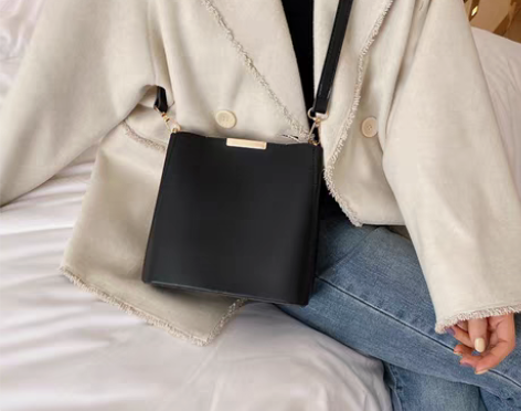 转卖小众设计包包洋气水桶包女2021新款网...