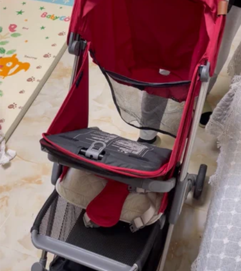 转卖foofoo婴儿轻便可折叠手推车。靠背...