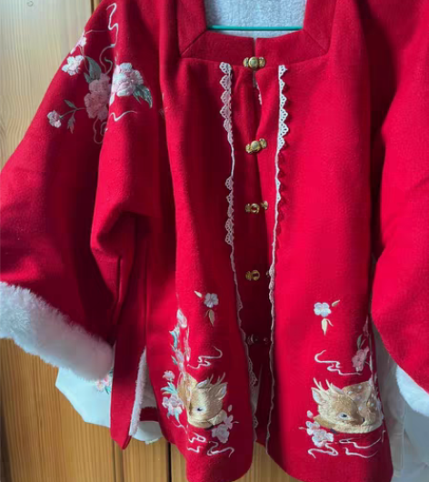 包邮汉服红色短沃和米色里衣 仅过年穿过拍照...