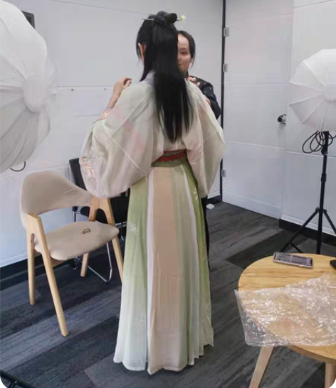 包邮公司买来拍摄用的，只拍摄穿过一次，用不...