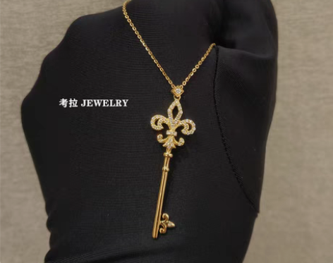 转卖女王鸢尾花钥匙项链 女18K金皇冠燕尾...