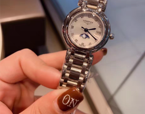 浪琴心月系列是银色之星！316精钢表带，璀...