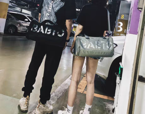 转卖[转卖]运动健身包男干湿分离斜挎行李背...