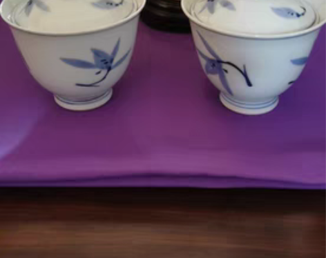 一对清代的老盖碗。品相极美干净。售出不退不...