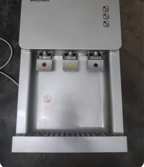 台式饮水机，冰热机型。品牌为三鑫国际。此机...