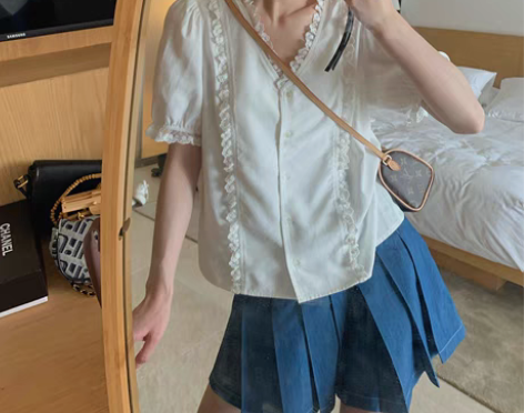 转卖吱呤 衬衫女2021年夏薄款白色v领短...