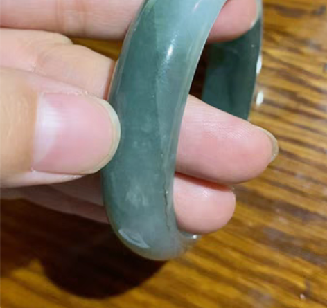 油青种,有纹可抠,不影响佩戴。买得便宜原价...