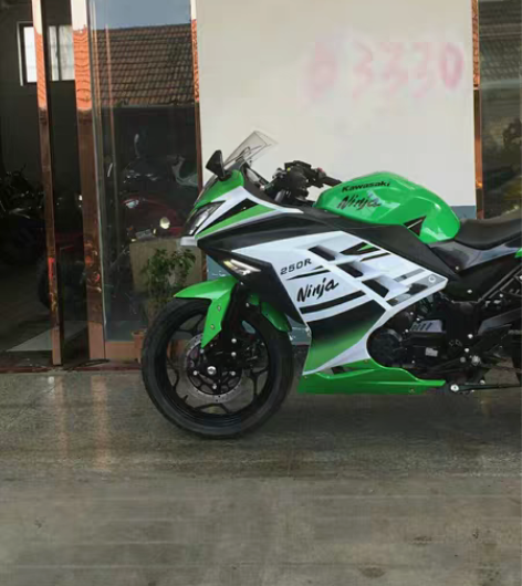 忍者250到货，新款六速机器，行驶400公...