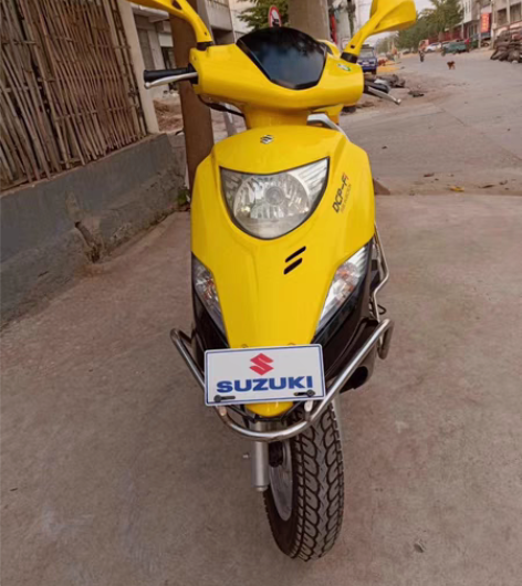 包邮二手摩托车，踏板车，女装车电喷铃木红宝...