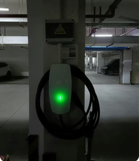 全新弯月星星充电桩 7kW 银色、黑色、红...