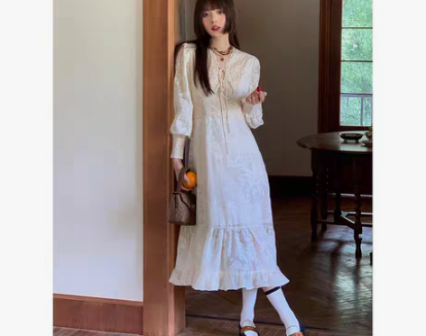 乌龙羊/法式白色碎花连衣裙女春秋荷叶边V领...