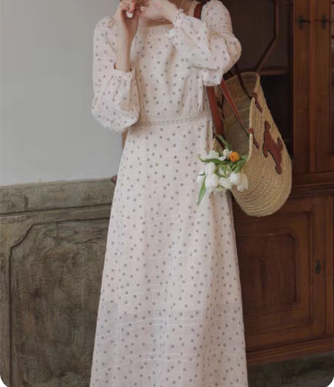 法式复古方领泡泡袖蕾丝拼接收腰杏色碎花长袖...