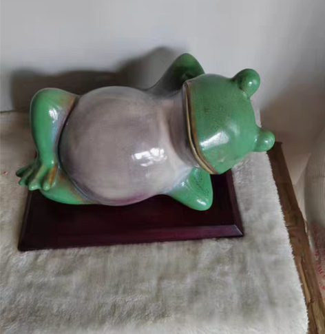 八十年代的陶瓷睡蛙，长约26公分，宽12公...