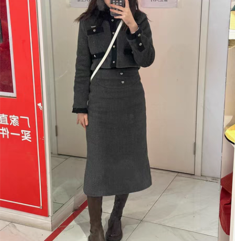 小香风套装 穿了一次 图片就是实拍 感兴趣...