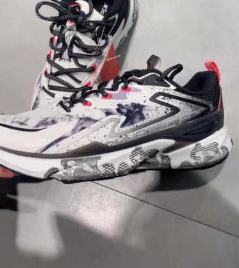 特步男鞋41码动力槽的运动鞋，我老公脚胖，...