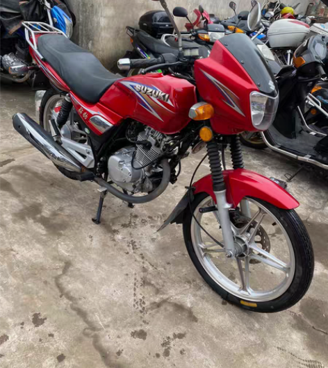 铃木钻豹125摩托车，成色如图，外观板件漂...