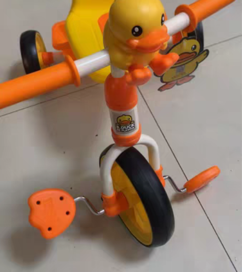 小黄鸭平衡车三轮车儿童扭扭车新旧如图几乎全...