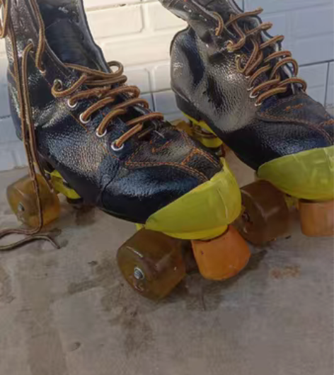 闲置40码双排溜冰鞋要的私信 感兴趣的话点...