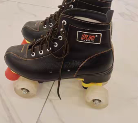 包邮44码全闪牛皮双排轮滑鞋，我43码脚穿...