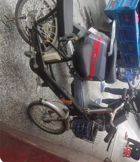 雅迪电动车。 充满电可以跑25km左右。 ...