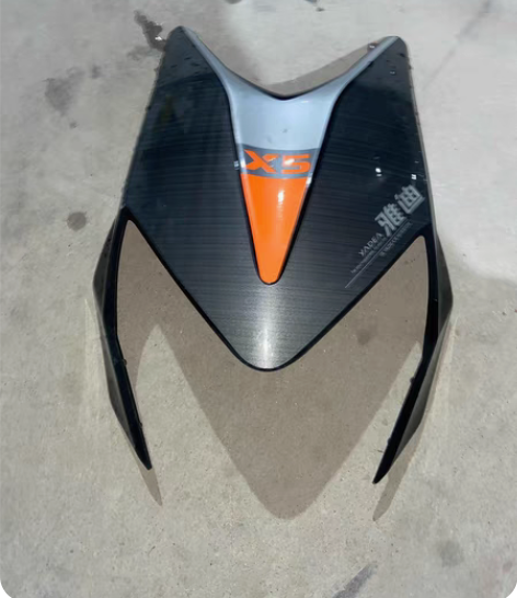 雅迪x5前面板黑橙色，车壳。9成新。有磕碰...