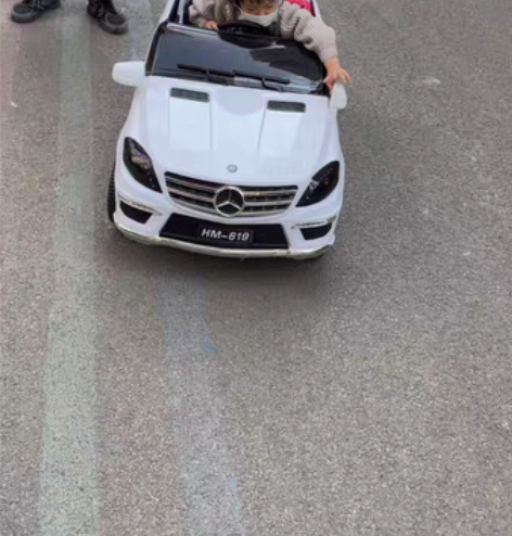 儿童电动车。外表挺新。有遥控器和充电器。宝...