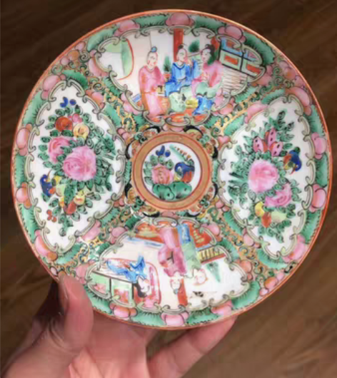 清朝广州十三行出口的粉采小盘，色彩绚丽，专...