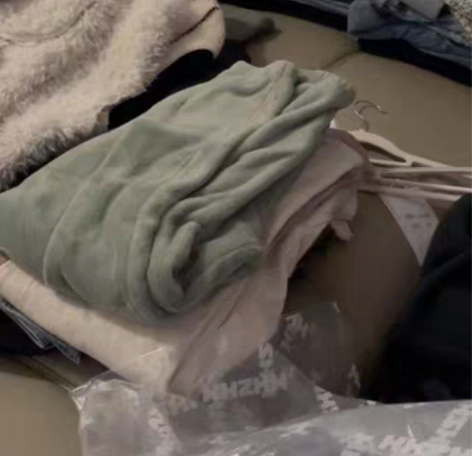 衣服实在多到堆不下[流泪]低价出 柜子里还...