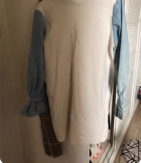 白色拼接牛仔针织连衣裙荷叶边。实体店买的，...