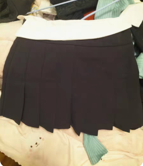 黑色设计感百褶裙，上面的白色腰边显腰细，S...