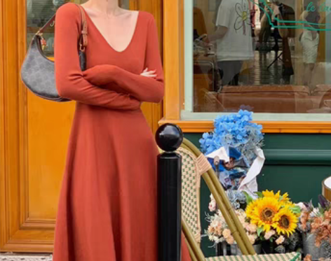 转卖酒午自制2021秋冬新款V领针织连衣裙...