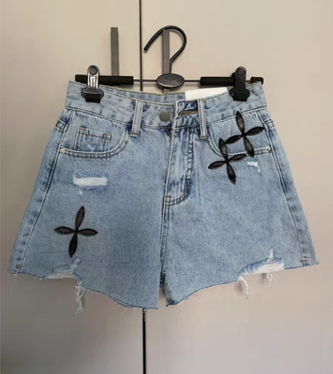包邮十字架皮标破洞短裤， 标是皮的，超级有...