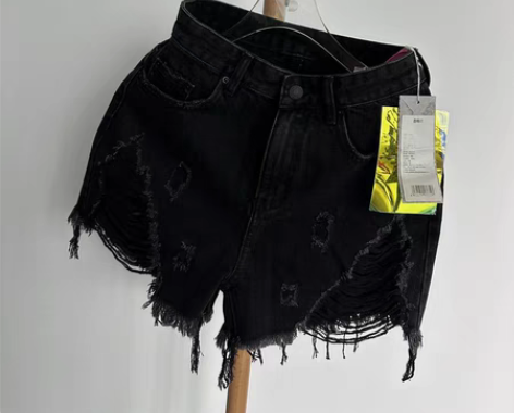 cottia黑色破洞牛仔短裤 s码 感兴趣...