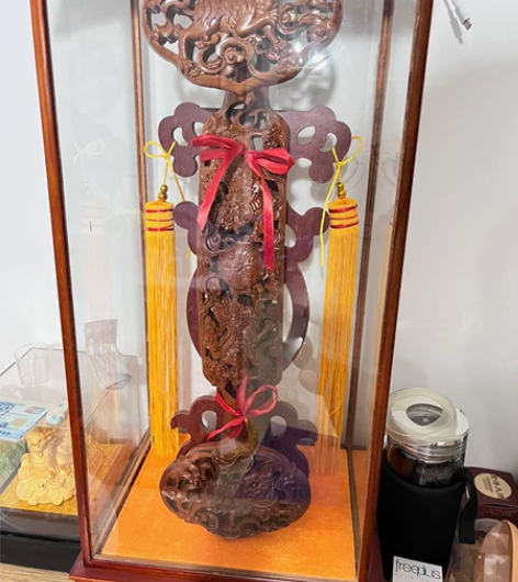 木头如意。木头雕刻。木质工艺品。有防尘罩、...