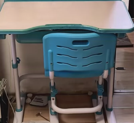 孩子用的学习桌 用到小学不成问题， 有护眼...