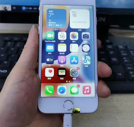 苹果8 美版有锁  64G 银色  下单送...