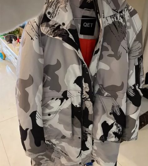 QET中长款羽绒服，80%灰鸭绒，腰部有抽...