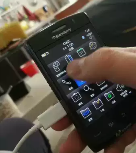 黑莓手机 感兴趣的话给我留言吧！摄像头现在...