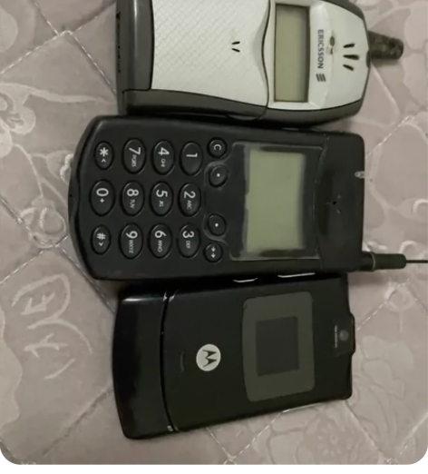 岀售三台古董经典手机。V3没有电池，一台爱...