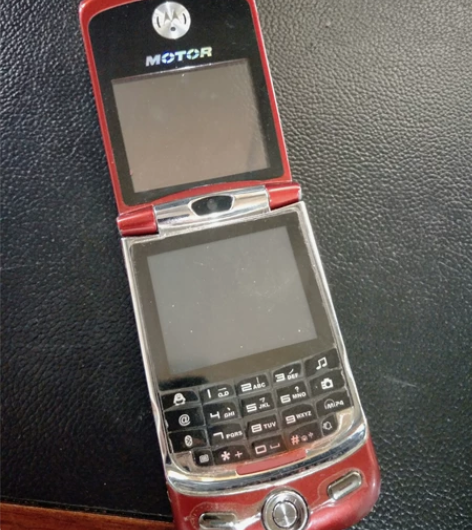 红色摩托罗拉，无电池，试机可开机功能玩好，...