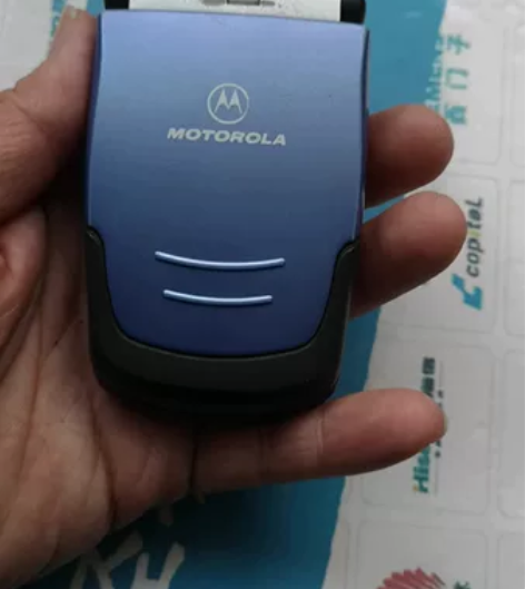 摩托罗拉翻盖手机，很Man的手机，没有电池...