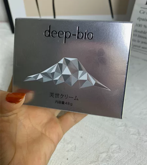 芙世保湿面霜，清爽不粘腻，容量48g，用过...